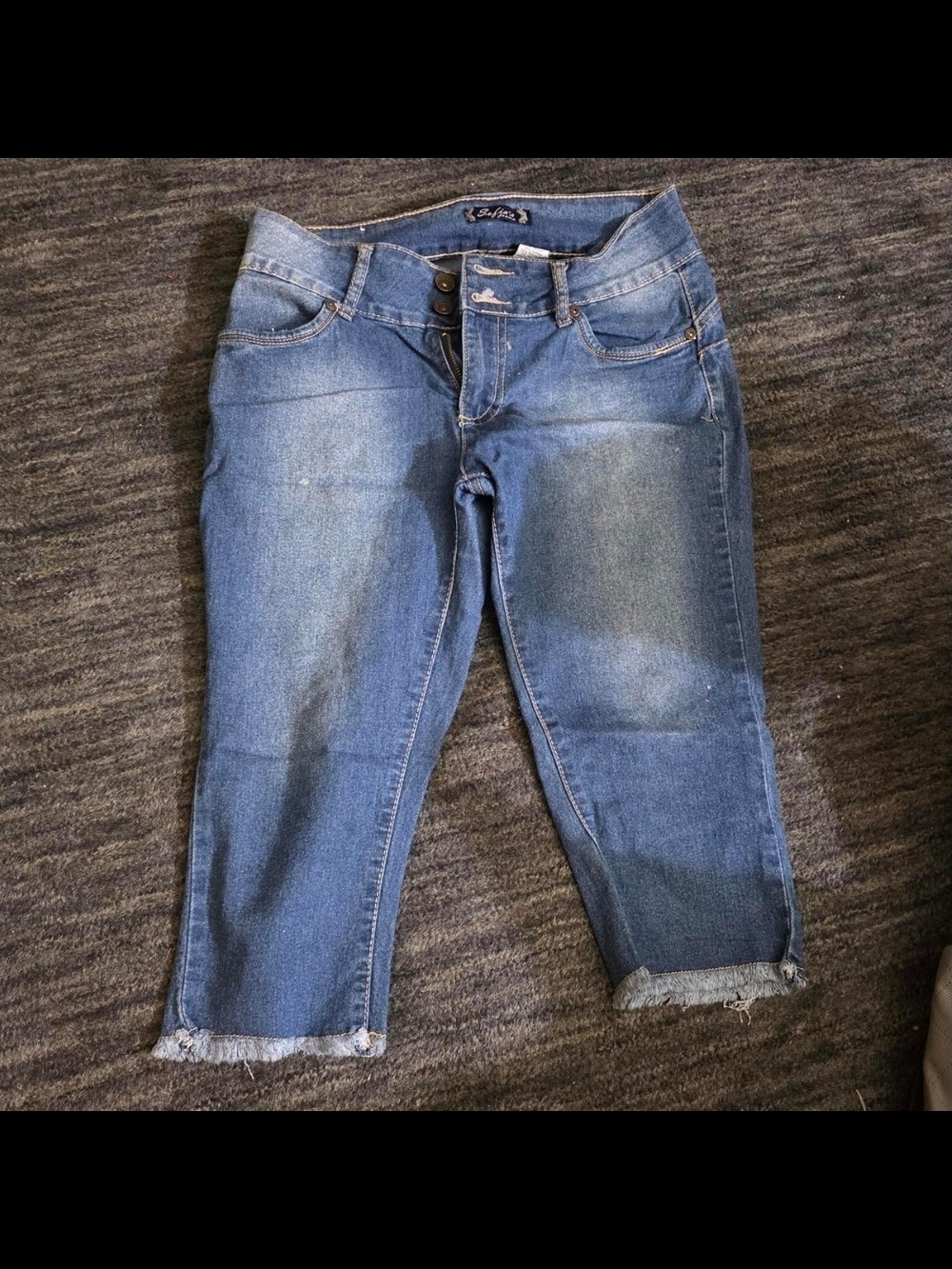 Women's Mid-Rise Blue Cropped Jeans with Frayed Hem